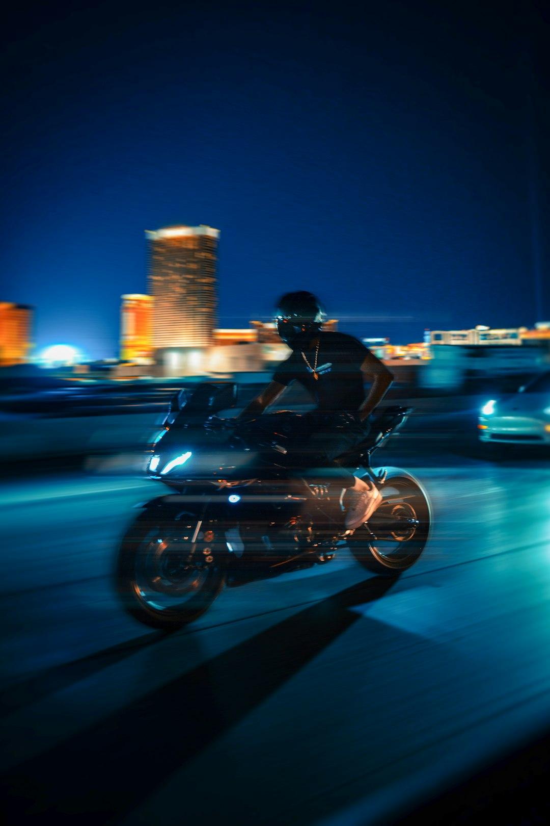 Motociclista en calles urbanas de noche